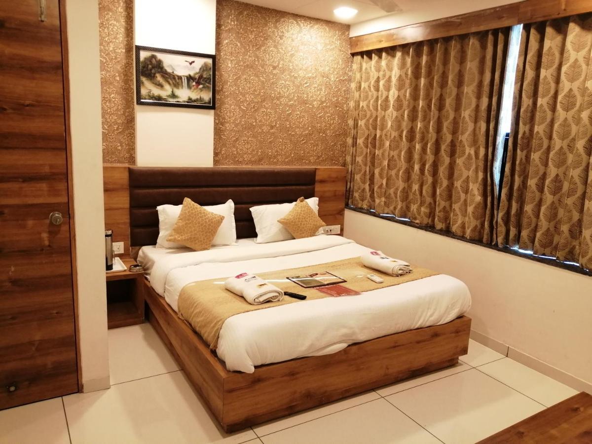 Hotel Golden City Vadodara Dış mekan fotoğraf