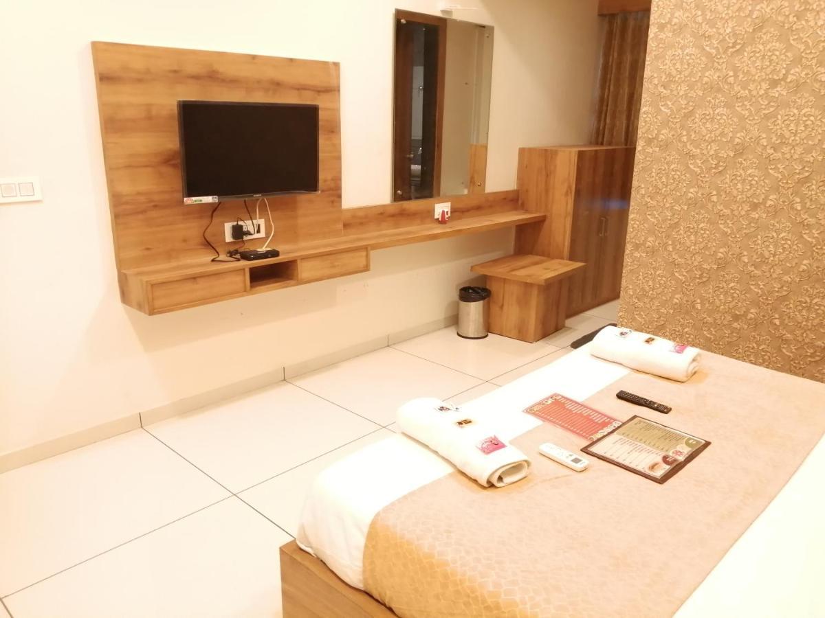 Hotel Golden City Vadodara Dış mekan fotoğraf